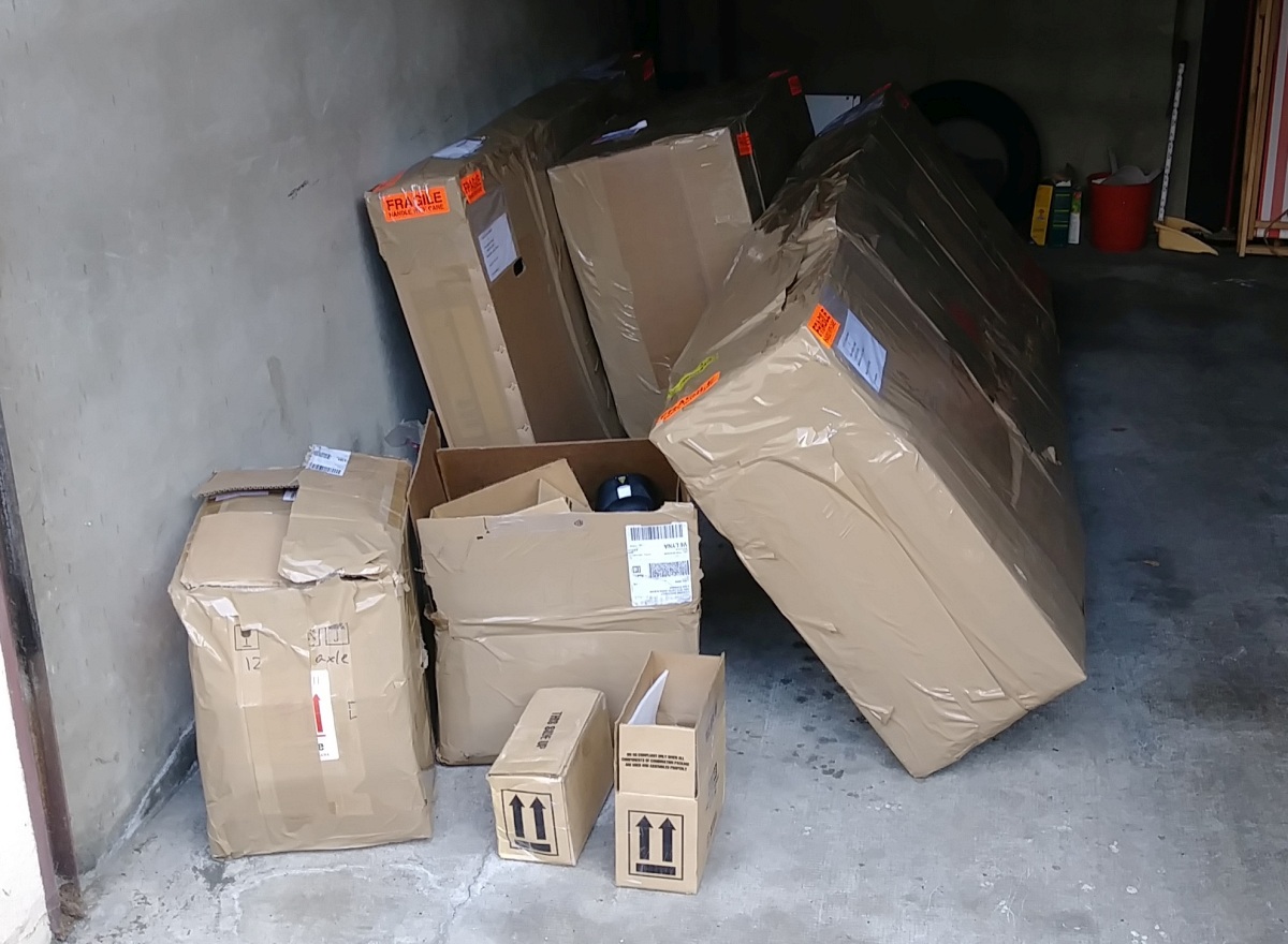 The good staff at Grin managed to get all the trike pieces packed away in 6 boxes and delivered to France via air cargo to Lyon, waiting Justin and AnSo's arrival.